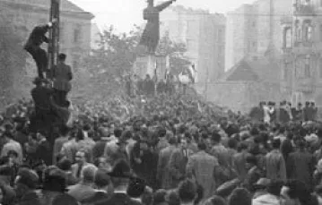 Budapeszt, 23 X 1956 r.: pierwsza wieolka demonstracja na Węgrzech pod hasłem solidarności z Polską; w tle pomnik gen. Józefa Bema /fot. S. Kowalski / 