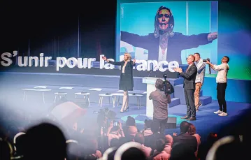 Zjazd Zgromadzenia Narodowego właśnie nominował Marine Le Pen (w środku) na kandydatkę na prezydenta Francji w przyszłorocznych wyborach. Perpignan, 4 lipca 2021 r. / IDHIR BAHA