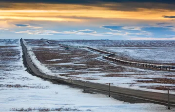 Ropociąg Trans-Alaska i towarzysząca mu Dalton Highway w arktycznej części Alaski. / CHRIS MADELEY / EAST NEWS