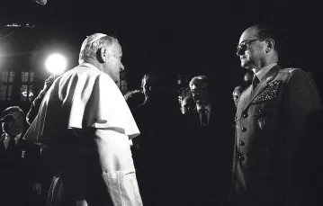 Spotkanie Jana Pawła II z Wojciechem Jaruzelskim. Wzgórze Wawelskie, czerwiec 1983 r. / GRZEGORZ ROGIŃSKI / REPORTER