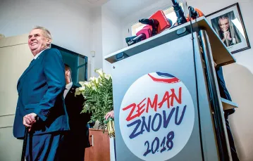Prezydent Zeman rozpoczyna walkę o reelekcję, Praga, 6 listopada 2017 r. / MARTIN DIVISEK / PAP