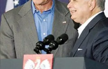 Prezydenci Bush i Kaczyński na lotnisku Lecha Wałęsy w Gdańsku, 8 czerwca 2007 r. / 