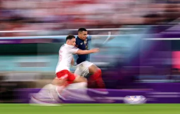  Matty Cash i Kylian Mbappe w meczu Polska-Francja. Doha, Katar. 4 grudnia 2022 r. / /  Laurence Griffiths / Getty Images