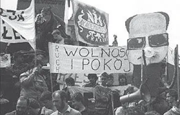 Krakowska manifestacja ruchu Wolność i Pokój przeciwko wyborowi Jaruzelskiego na prezydenta (fot. Andrzej Stawiarski) / 