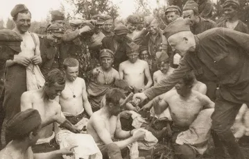 Po zajęciu wsi Glinna Słoboda (dziś na Białorusi) polscy żołnierze walczą z wszami. Wszechobecne insekty były przyczyną chorób zakaźnych, które dziesiątkowały oddziały. Wiosna 1920 r. / WOJSKOWE BIURO HISTORYCZNE