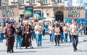 Happening z okazji Ogólnopolskiego Dnia Ludzi Bezdomnych na krakowskim Rynku, 14 kwietnia 2018 r. / JACEK BEDNARCZYK / PAP