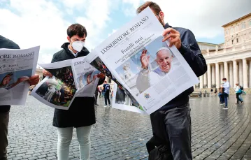 Specjalne wydanie „L’Osservatore Romano” z encykliką, rozprowadzane na Placu św. Piotra. 4 października 2020 r. / FRANCO ORIGLIA / GETTY IMAGES