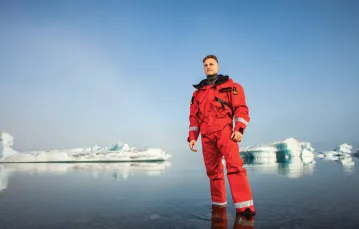 W prototypowym skafandrze zaprojektowanym przez niego na wyprawy wioślarskie na otwartych wodach polarnych, sierpień 2021 r. / ARCHIWUM FIANNA PAULA