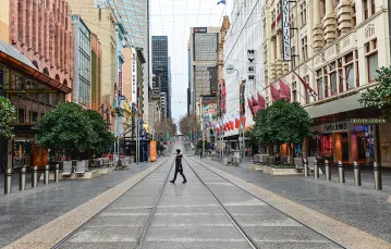 Na pustej ulicy Melbourne, 11 sierpnia 2021 r. / RECEP SAKAR / ANADOLU AGENCY / GETTY IMAGES
