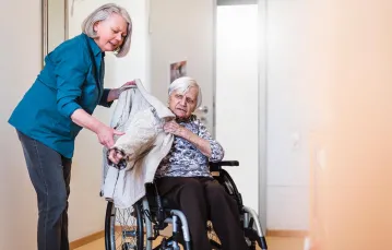 Coraz więcej starszych Niemców wymaga opieki w domu /  / WESTEND61 / GETTY IMAGES