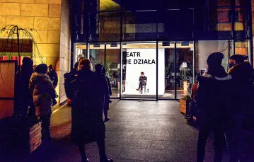 Happening „Teatr nie działa” zorganizowany  przez artystów Teatru Muzycznego Capitol: codziennie w godzinach wieczornego spektaklu  jeden z aktorów zasiadał na czarnym fotelu  w witrynie teatru przy ul. Świdnickiej,  Wrocław, grudzień 2020 r. / PRZEMYSŁAW FISZER / EAST NEWS