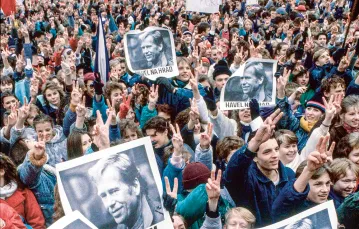 Demonstracja w Pradze, 11 grudnia 1989 r. 18 dni później bohater tłumówfaktycznie został prezydentem Czechosłowacji. / KHOL PAVEL / CTK / PAP