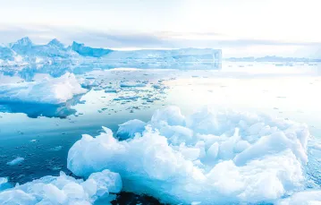 Topniejące góry lodowe  w pobliżu Ilulissat na Grenlandii.  Maj 2021 r. / ULRIK PEDERSEN / NURPHOTO / AFP / EAST NEWS