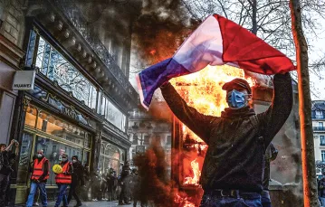 Protest w pobliżu paryskiej opery, 23 marca 2023 r. / ALAIN JOCARD / AFP / EAST NEWS