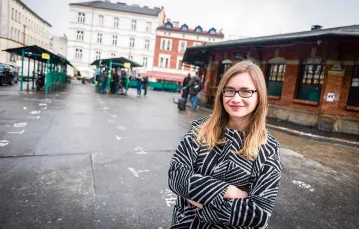 Dominika Słowik jest także autorką opowiadań o krakowskim Kazimierzu. Na zdjęciu na placu Nowym, Kraków, 2016 r. / ŁUKASZ KRAJEWSKI / AGENCJA GAZETA