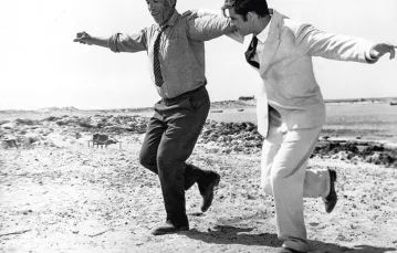 Anthony Quinn i Alan Bates w filmie „Grek Zorba”, reż. Michael Cacoyannis. 20th Century Fox, 1964 r. / ART CREDIT EVERETT COLLECTION / EAST NEWS