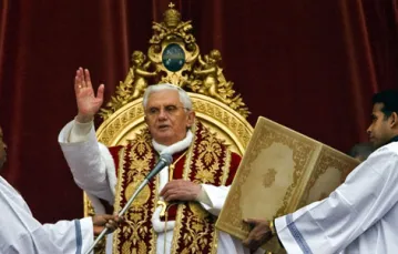 Benedykt XVI udziela błogosławieństwa Urbi et Orbi, Watykan 25 grudnia 2008 r. /fot. KNA-Bild / 
