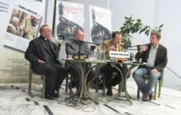 Od lewej: ks. Romuald Jakub Weksler-Waszkinel, Tadeusz Sobolewski, Gerhard Gnauck i Marek Zając / 