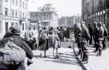 Żydzi na ul. Lwowskiej podczas deportacji z krakowskiego getta, 1942 r. / YAD VASHEM / YAD VASHEM