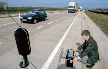 Pomiar hałasu na autostradzie w Anglii, 2000 r. / PAUL GLENDELL / ALAMY STOCK PHOTO / BEW