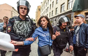 Wśród zatrzymanych demonstrantów przeważali ludzie młodzi. Petersburg, 9 września 2018 r. / SERGEI NIKOLAYEV / TASS / FORUM