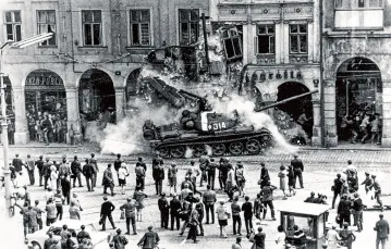 Czescy demonstranci i czołg Układu Warszawskiego taranujący fasadę przy placu Beneša. Liberec w północnych Czechach, 21 sierpnia 1968 r. / HELMUT HOFFMANN / ULLSTEIN BILD / GETTY IMAGES
