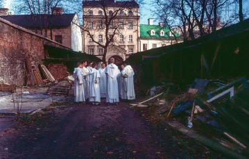 Podwórko klasztoru dominikanów w Krakowie, listopad 2000 r. / ARTUR PAWŁOWSKI / REPORTER