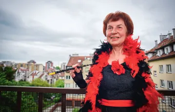 Helena Suchan, aktorka Integracyjnego Teatru Aktora Niewidomego, na balkonie swojego mieszkania. Kraków, 25 maja 2021 r. / JACEK TARAN