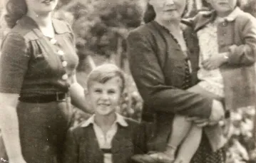 Janina z dziećmi, od lewej: Moniką, Tomaszem i małą Ewą. Zamość, okres niemieckiej okupacji /  / ARCHIWUM RODZINNE PIOTRA SAUTERA-ZAWADZKIEGO