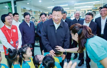 Przewodniczący Xi Jinping wśród dzieci z prowincji Guangdong, październik 2018 r. / JU PENG / XINHUA / AFP / EAST NEWS