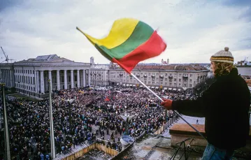 Manifestacja w litewskiej stolicy po interwencji armii sowieckiej i masakrze pod wieżą telewizyjną. Wilno, styczeń 1991 r. / WOJTEK LASKI / EAST NEWS
