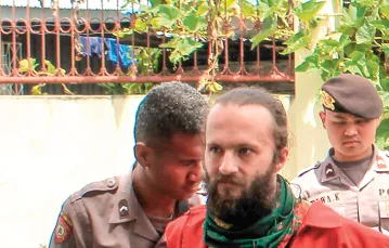 Jakub Skrzypski prowadzony do sądu w Wamenie, gdzie toczy się jego proces. 17 grudnia 2018 r. / ELVINO / AFP / EAST NEWS