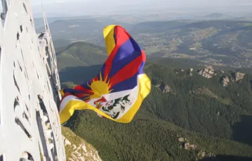 Tybet na Giewoncie, 8 sierpnia 2008 o świcie na wieńczącym Giewont krzyżu zawisła tybetańska flaga /fot. Bartek Dobroch / 