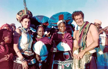 Johnny Clegg (pierwszy z prawej) i jego żona Jennifer Bartlett (po lewej) na weselu zuluskim, prowincja Natal, Republika Południowej Afryki, 1989 r. / TREVOR SAMSON / AFP / EAST NEWS