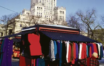 Rok 1993: bazar w centrum Warszawy /fot Chris Niedenthal / Forum / 