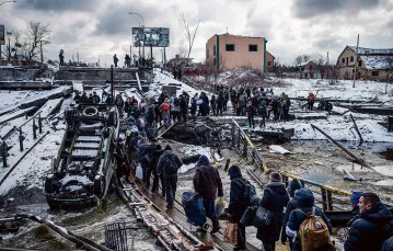 Mieszkańcy Irpienia uciekają ze zbombardowanego miasta, 8 marca 2022 r. / FELIPE DANA / AP / EAST NEWS