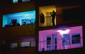 Koncert Krzysztofa Kokoszki i Sebastiana Baczewskiego  „Dwa balkony, muzyka dla wszystkich”.  Sosnowiec,  3 kwietnia 2020 r. / ANDRZEJ GRYGIEL / PAP