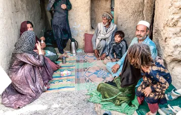 Zia Gul i Naser z rodziną w obozie dla uchodźców wewnętrznych na przedmieściach Kabulu, sierpień 2019 r. / AGNIESZKA PIKULICKA-WILCZEWSKA