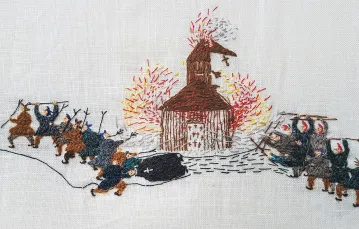 Britta Marakatt-Labba, „Historja”, 2003–07. Fragment kilkumetrowej tkaniny opowiadającej historię ludu Sámi. / ROBERT ZAKRZEWSKI