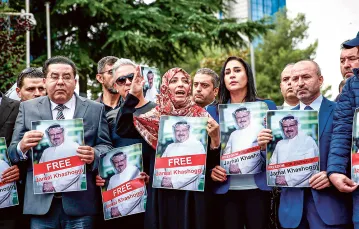 Przed konsulatem Arabii Saudyjskiej w Stambule, 8 października 2018 r. / ANADOLU AGENCY