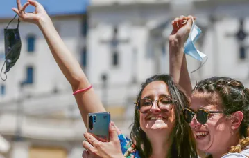 Ostatni poniedziałek czerwca był pierwszym dniem, gdy we Włoszech nie obowiązywał nakaz noszenia maseczek także na wolnym powietrzu. Plac Hiszpański w Rzymie, 28 czerwca 2021 r. / CECILIA FABIANO / LAPRESSE / EAST NEWS
