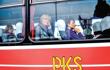 Jedną z przedwyborczych obietnic PiS-u jest przywrócenie międzymiastowych połączeń autobusowych.  Na zdjęciu: na starym dworcu PKS w Łodzi, 2018 r. / PIOTR KAMIONKA / REPORTER