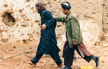 John Walker Lindh już jako jeniec. Mazar-i-Sharif w Afganistanie, grudzień 2001 r. / REUTERS / FORUM
