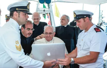 Nowoczesne technologie umożliwiają bliższy kontakt z chrześcijanami z odległych rejonów świata. Na zdjęciu – papież Franiczek na pokładzie statku straży przybrzeżnej.  Lampedusa, lipiec 2013 r. / OSSERVATORE ROMANO / EIDON / REPORTER