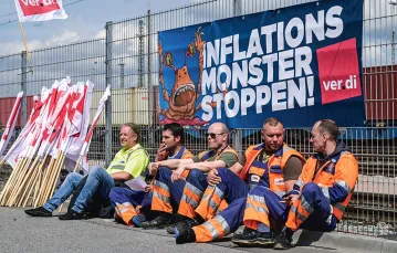 Pracownicy portu w Hamburgu strajkują pod banerem „Zatrzymać potwora inflacji”. 9 czerwca 2022 r. / FABIAN BIMMER / REUTERS / FORUM