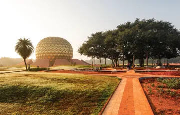 Wschód słońca nad Matrimandirem, głównym miejscem medytacji  w Auroville. / HANS BLOSSEY / BEW