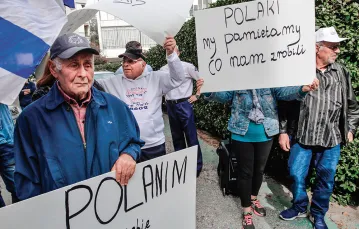 Ocaleni z Holokaustu protestują pod polską ambasadą – po uchwaleniu ustawy o IPN, Tel Awiw, 8 lutego 2018 r. / GIL COHEN-MAGEN / AFP / EAST NEWS