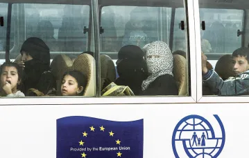 Autobus z syryjskimi uchodźcami w Jordanii, 2016 r. / KHALIL MAZRAAWI / AFP / EAST NEWS