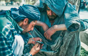 Palacze heroiny w centrum Heratu, zachodni Afganistan, marzec 2020 r. / PAWEŁ PIENIĄŻEK