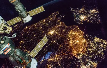 Londyn (na górze po prawej) i Paryż widziane z Międzynarodowej Stacji Kosmicznej / NASA